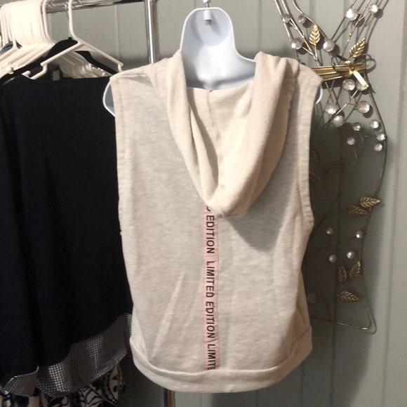 Forever 21 light gray sleeveless hoodie size small - Picture 3 of 5